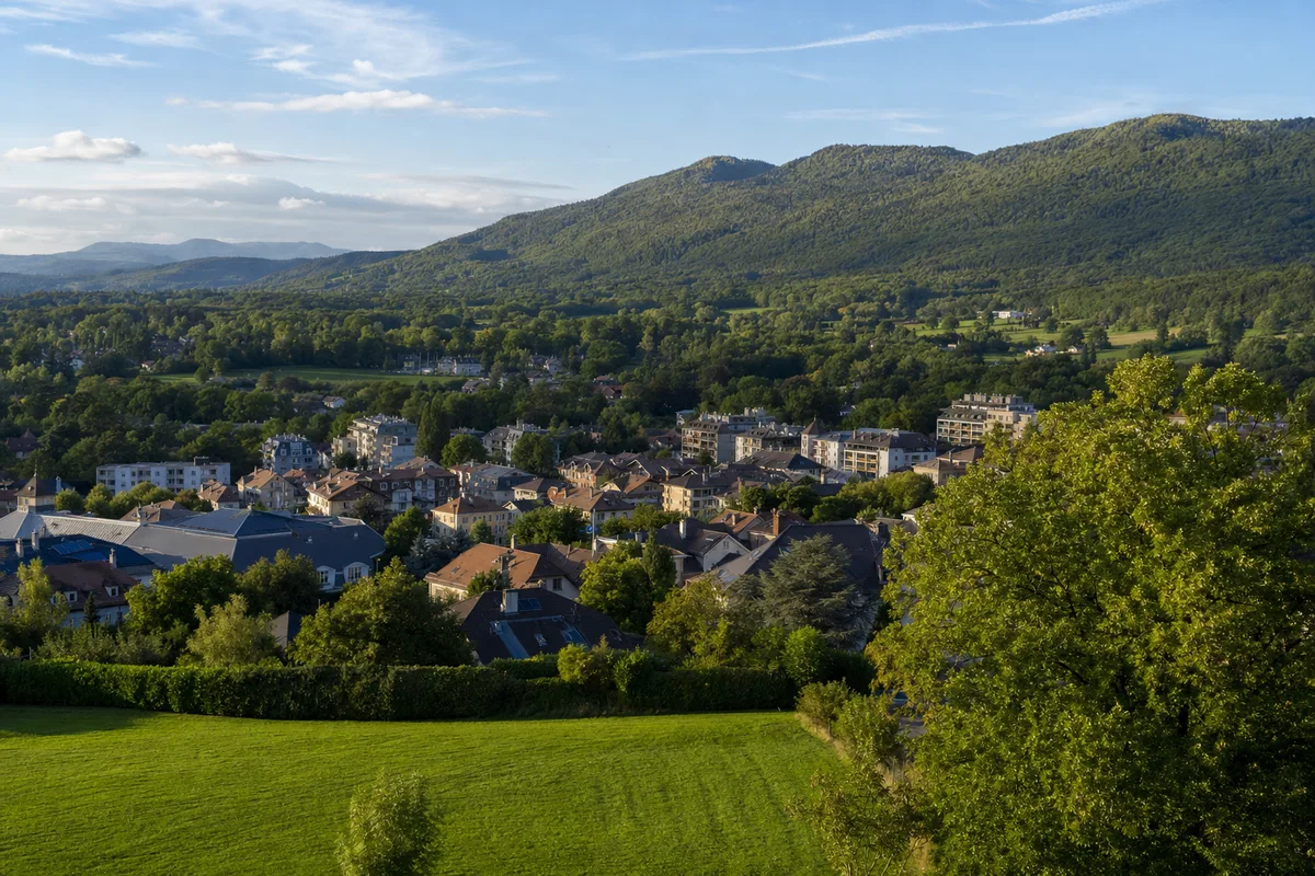 Vue de Divonne-les-Bains au pied du massif du Jura, station thermale du Pays de Gex proche de la frontière suisse