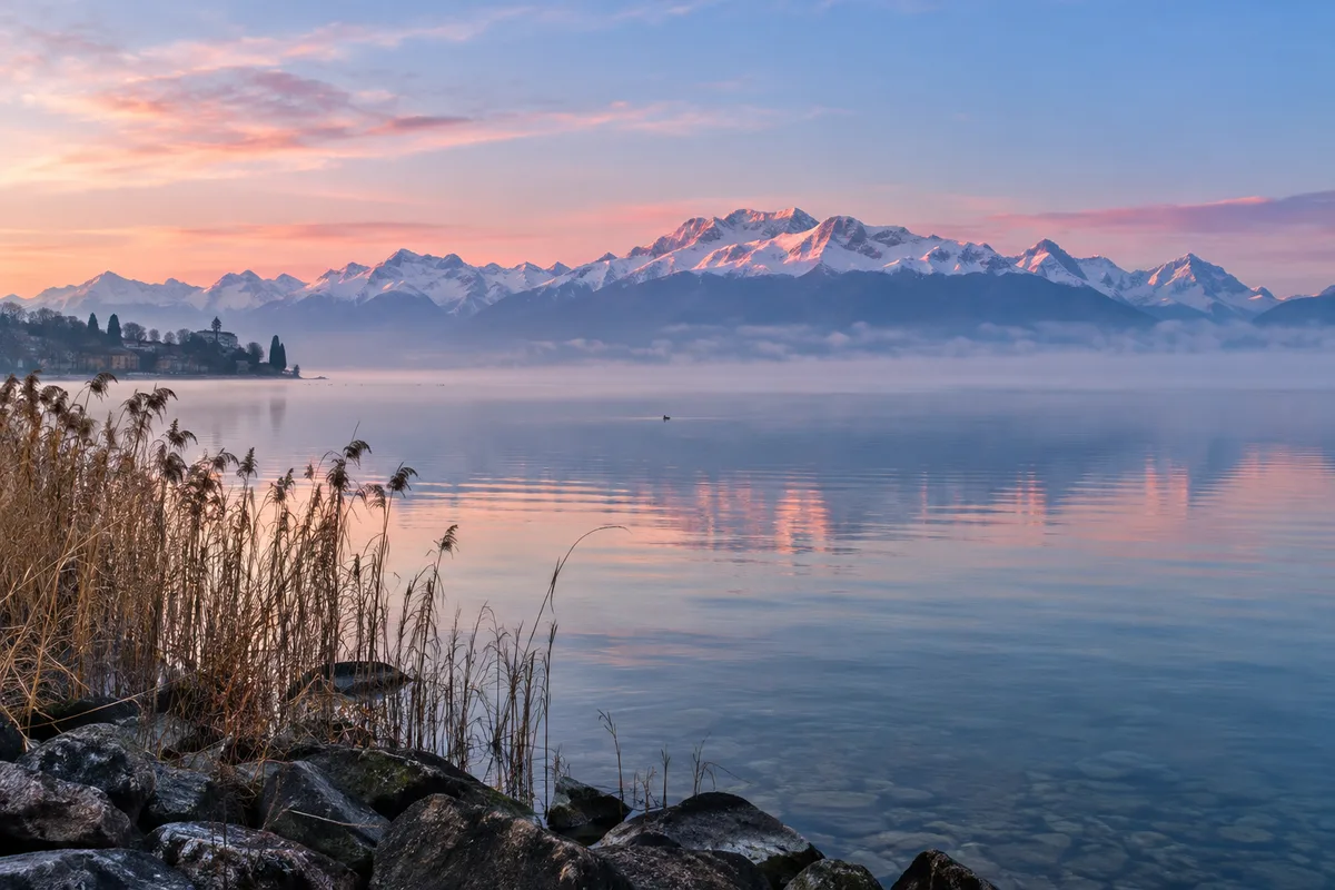 Vue du lac Léman et des montagnes au petit matin