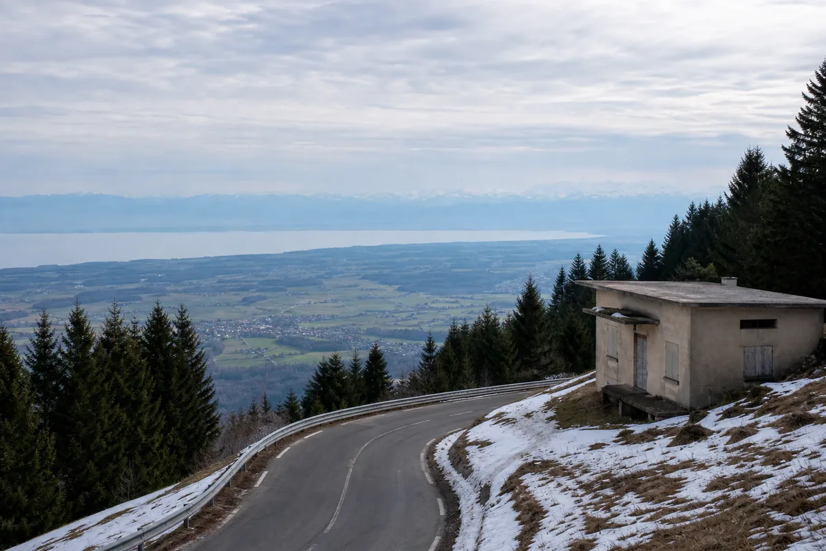 Route de montagne au col de la Faucille dominant le bassin genevois et le lac Léman